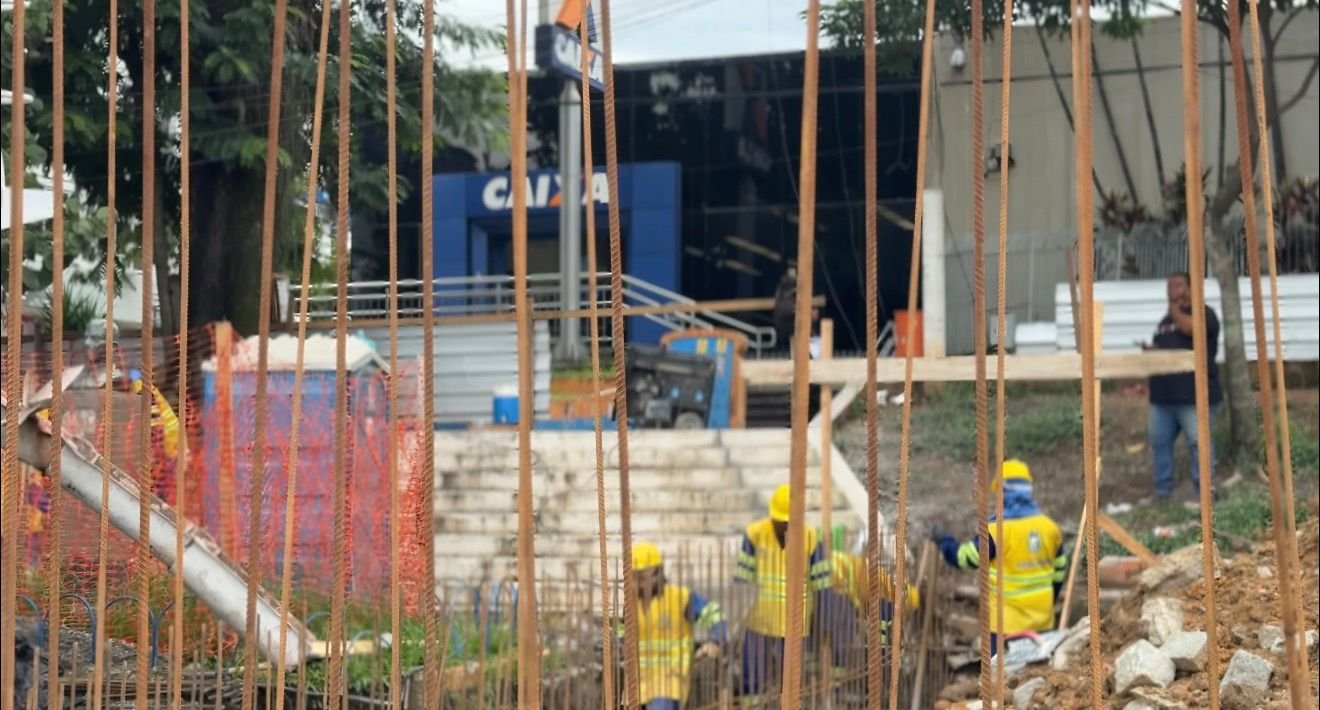 PRAÇA EM FRENTE BANCO EM RITMO ACELERADO