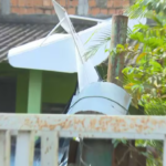 Avião de pequeno porte cai em cima de casa em Nova Iguaçu e piloto morre