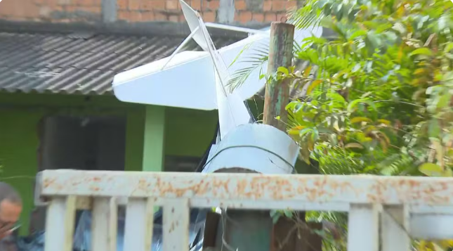 Avião de pequeno porte cai em cima de casa em Nova Iguaçu e piloto morre
